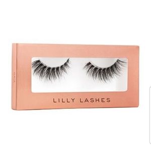 LILLY LASHES IN GAIA